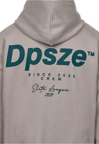 Szürke kapucnis felső, türkiz színű felirattal, amelyen az áll: "Dpsze™ 2020 óta Crew" és "Elite League 2020." Elöl kenguruzsebb és húzózsinóros kapucni található.
