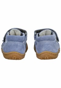 Zapatos de ante azul con una textura suave, que cuentan con correas de gancho y bucle, un collar acolchado y suelas de goma con un patrón texturizado.