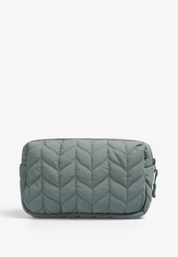 Neceser acolchado en verde suave con un patrón de hojas, cuenta con cierre de cremallera y un acabado de tela texturizada. Tamaño: mediano.