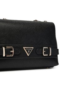Borsa nera realizzata in materiale testurizzato, con un logo triangolare dorato e due fibbie metalliche sulla parte anteriore, dalla forma strutturata.