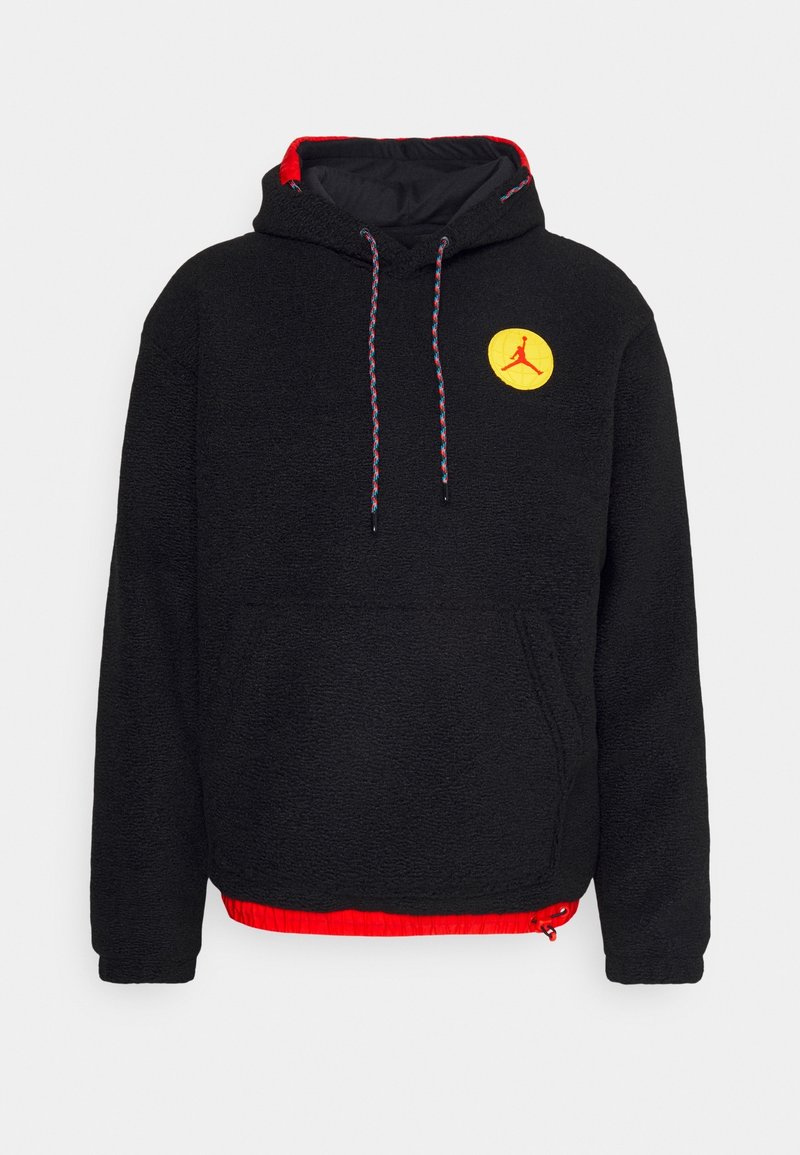 Schwarzer Fleece-Hoodie mit rotem Innenfutter, Fronttasche, verstellbarem Kapuzenzug und einem gelben runden Logo mit einer Silhouette. Mit bunten Kordeln akzentuiert.