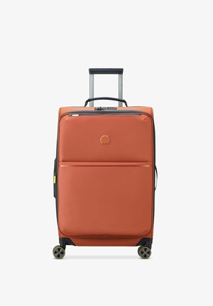 Valigia rigida arancione con finitura texturizzata, due scomparti frontali con zip, manico telescopico e ruote con accenti gialli.