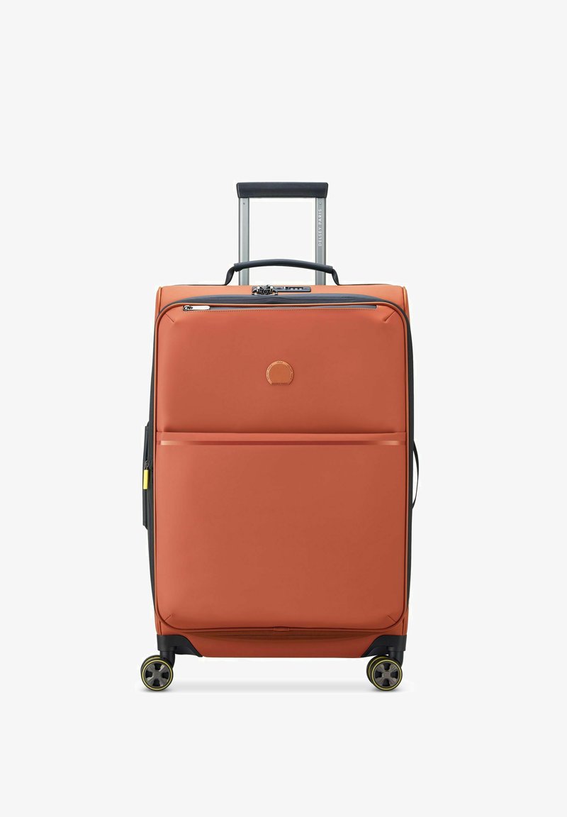 Valigia rigida arancione con finitura texturizzata, due scomparti frontali con zip, manico telescopico e ruote con accenti gialli.