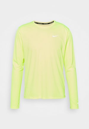 Langärmliges neon-gelbes Sportshirt mit Rundhalsausschnitt und kleinem weißen Nike-Swoosh auf der Brust, für das Laufen entworfen.