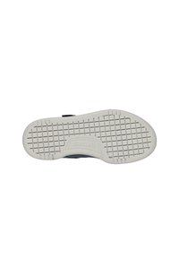 Suela de zapato Skechers con un material de goma blanca texturizada, con un patrón de agarre sólido y el nombre de la marca en relieve.