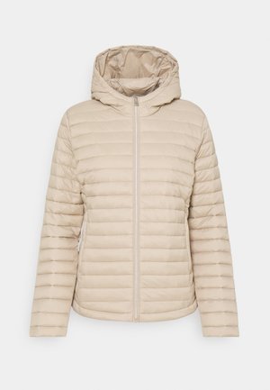 Veste matelassée beige clair avec capuche, manches longues et fermeture éclair devant sur fond uni.