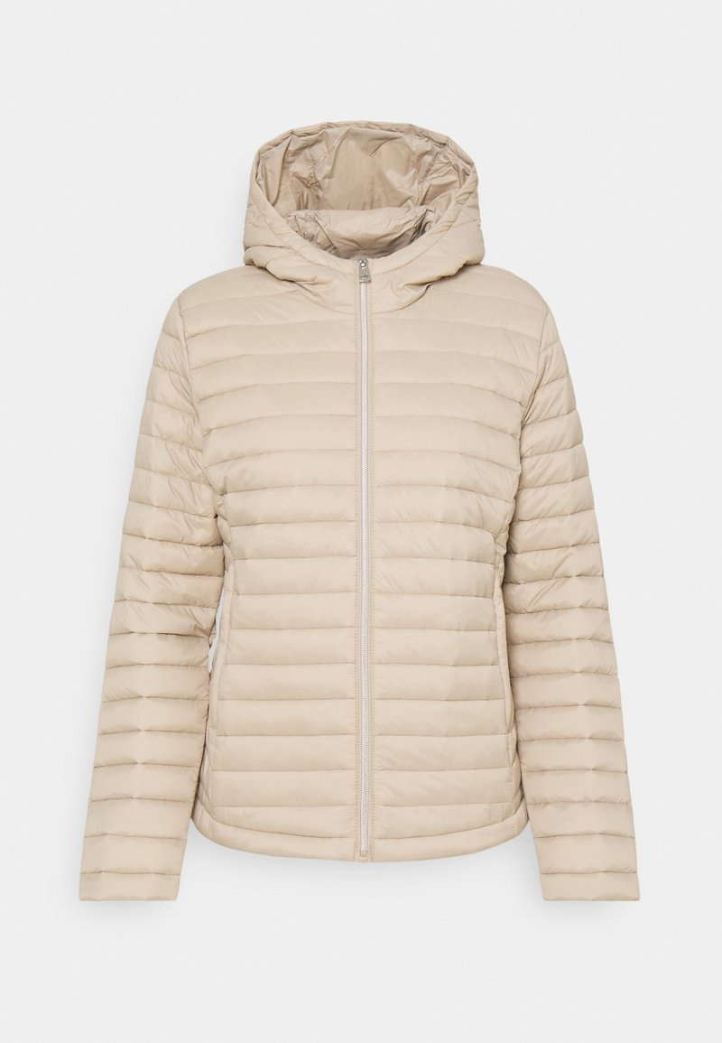 Veste matelassée beige clair avec capuche, manches longues et fermeture éclair devant sur fond uni.