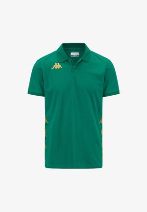 Polo verde in cotone con colletto classico. Presenta il logo Kappa dorato sul petto e motivi ripetuti lungo i lati.