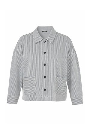 Veste rayée à boutons, manches longues, deux poches avant et un col avec des lignes verticales gris clair et foncé.