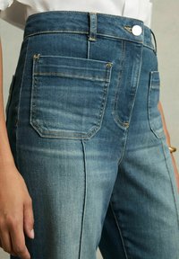 Reiss PETITE FIT - SAKURA PATCH - Platėjantys džinsai - mid blue