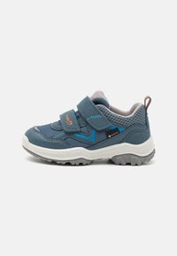 Blaue Kleinkind-Sneaker mit Obermaterial aus Mesh und Leder, zwei verstellbaren Klettverschlussriemen, strukturiertem grauem Sohlen und dynamischen Akzentdetails.