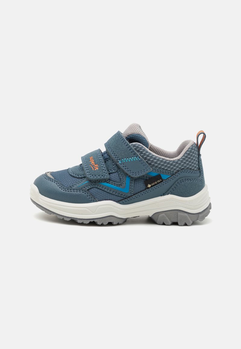 Blaue Kleinkind-Sneaker mit Obermaterial aus Mesh und Leder, zwei verstellbaren Klettverschlussriemen, strukturiertem grauem Sohlen und dynamischen Akzentdetails.