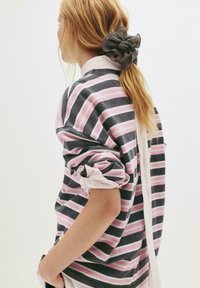 Stribet langærmet skjorte i mørkegrå med pink og hvide striber. Oprullede ærmer med lys pink indvendigt stof. Blød tekstur.