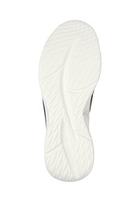 Suela blanca texturizada de un zapato Skechers con surcos curvados y un patrón parecido a una hoja sobre un fondo blanco liso.