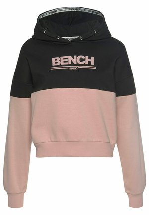 Czarna i różowa krótka bluza z kapturem z nadrukiem "BENCH STUDIO" na piersi i sznurkami przy kapturze.