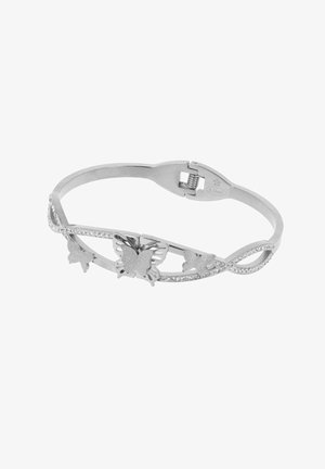 Pulsera de plata con diseños de mariposas y piedras rhinestone transparentes, con una banda torcida y cierre de broche. Acabado metálico liso.