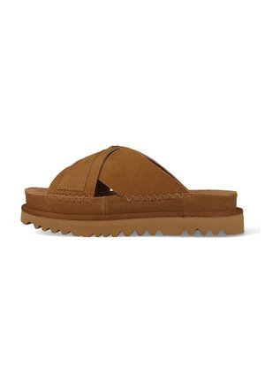 Bruine suède slippers met gekruiste bandjes, dikke gevoerde zool en robuuste profielrubberzool.