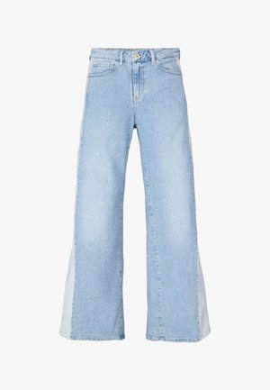 Jean large couleur bleu clair en denim, avec taille haute, fermeture à boutons, et panneaux latéraux contrastants. Ourlet net avec coutures minimales.