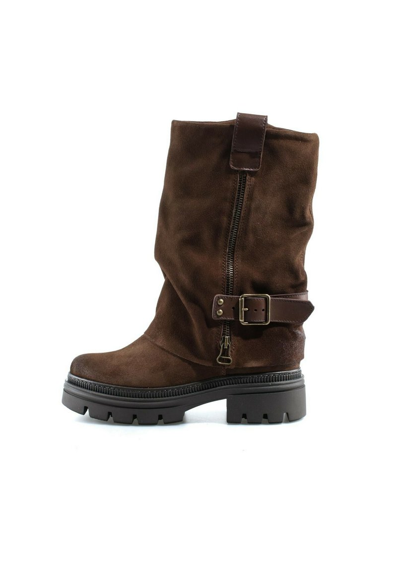 Botte mi-mollet en daim marron avec une fermeture éclair latérale, une sangle en cuir réglable avec boucle et une semelle en caoutchouc noire épaisse.