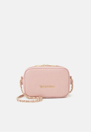 Bolso bandolera Valentino rosa suave con patrón de logotipo en relieve, correa de cadena dorada y cierre de cremallera dorado sobre fondo blanco.
