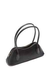 Čierna kožená kabelka s hladkou textúrou, predĺženým tvarom, dvojitými rúčkami a zapínaním na zips. Na boku jemné logo.