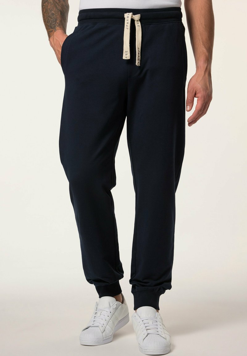 Marineblaue Jogginghosen aus weichem Stoff, mit Seitentaschen, gerippten Bündchen und einem kontrastierenden Kordelzug am Bund.