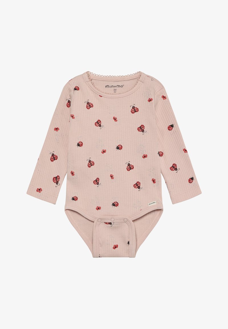 Lichtroze body met lange mouwen en geribbelde textuur, voorzien van verspreide rode lieveheersbeestjesprints en drukknoopsluitingen onderaan. Merkentiket: Minymo.