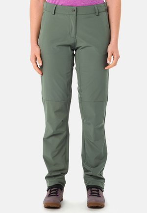 Recht gesneden olijfgroene wandelbroek met riemlussen, gedragen met paarse wandelschoenen, getoond van heupen tot voeten bij een persoon.