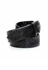 Cintura in pelle nera con motivo perforato, fibbia rettangolare in argento e texture liscia. Indossata in posizione avvolta.