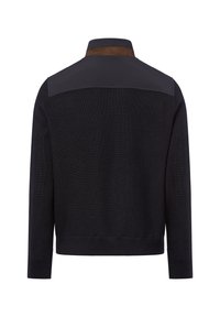 Granatowy sweter z teksturowanej tkaniny, z kołnierzem ze zamszu i kontrastującym panelem na ramionach. Długie rękawy i prążkowany dół dopełniają całość.