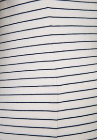 Weißer Stoff mit gleichmäßig verteilten navyblauen horizontalen Streifen. Weiche Textur, keine bemerkenswerten Verzierungen. Standardhemddesign, taillierter Schnitt.