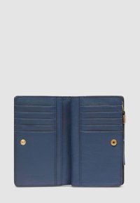 Portafoglio in pelle blu aperto che mostra molteplici slot per carte e due scomparti con bottone a pressione su uno sfondo chiaro e uniforme.