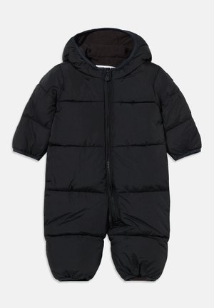 Combinaison de neige rembourrée noire pour bébé avec capuche et fermeture éclair frontale, conçue pour apporter chaleur et protection corporelle totale par temps froid.