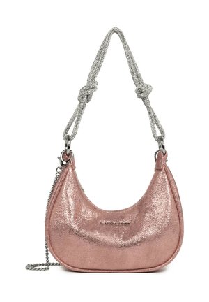 Sac à main croissant en or rose brillant avec une texture métallique, équipé d'une poignée en corde nouée argentée et d'une bandoulière chaîne argentée détachable.
