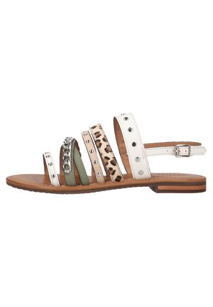 Flad sandal med fem stropper i forskellige materialer, herunder hvid, grøn, leopardprint og kædedetalje, tanfarvet sål og hvid ankelrem med spænde.