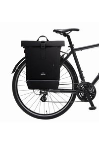 Rucsac negru cu închidere tip roll-top montat pe un cadru de bicicletă, dotat cu un buzunar cu fermoar, curea ajustabilă și textură de material neted.
