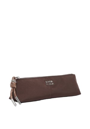 Bolsa rectangular marrón con cierre de cremallera y cordones anudados, con el nombre de la marca Bimba y Lola en letras plateadas.