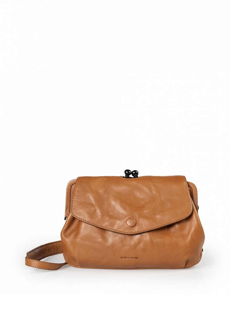 Braune Lederhandtasche mit Klappenverschluss, runder Form, glatter Textur und abnehmbaren Schulterriemen.