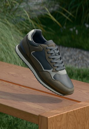 Trainers - grey