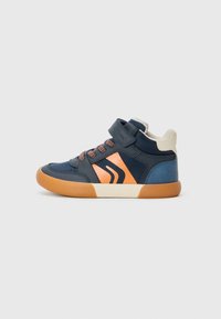 Sneakers na wysokiej podeszwie w kolorze granatowym i jasnoniebieskim, z pomarańczowymi akcentami, teksturowanym materiałem, rzepą oraz gumową podeszwą.