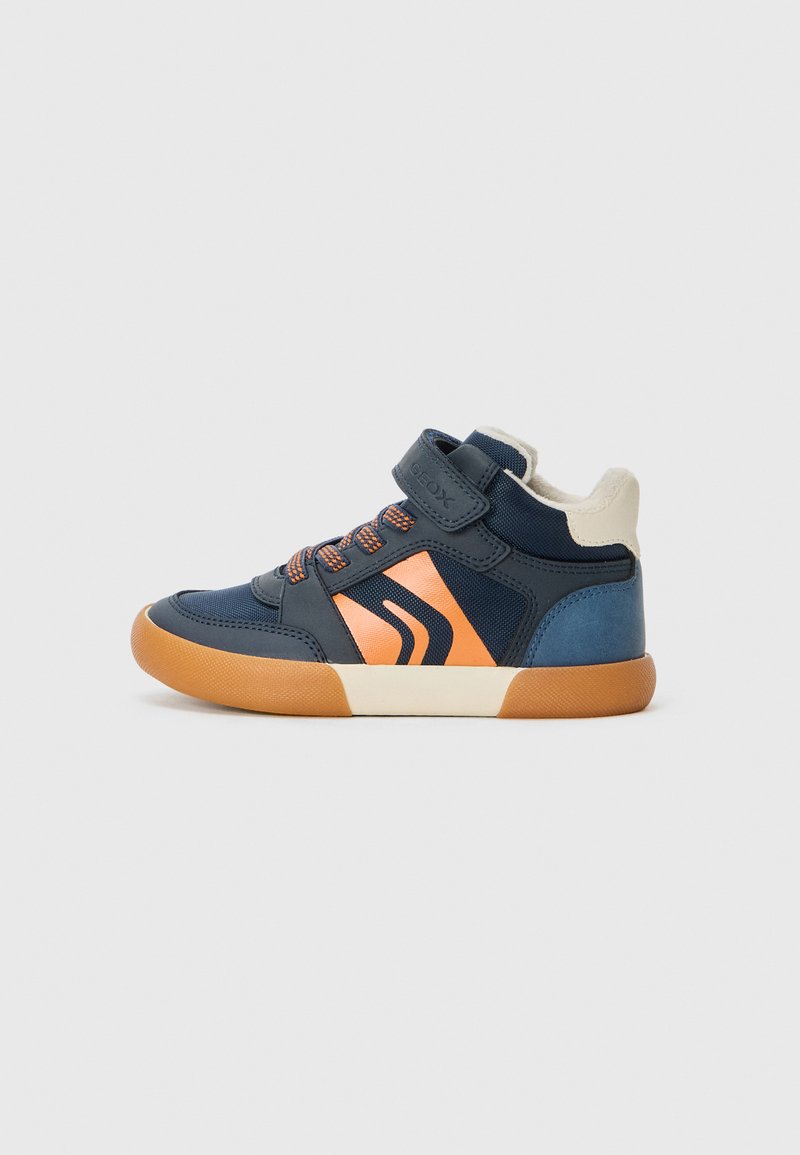 Sneakers na wysokiej podeszwie w kolorze granatowym i jasnoniebieskim, z pomarańczowymi akcentami, teksturowanym materiałem, rzepą oraz gumową podeszwą.