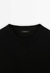 Pull noir à col rond avec col côtelé et étiquette Massimo Dutti cousue à l'intérieur de l'encolure.