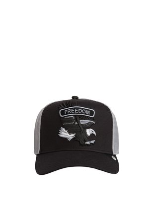 Gorra trucker de malla negra y gris con un águila calva bordada y un parche con la palabra "FREEDOM" en el panel frontal.