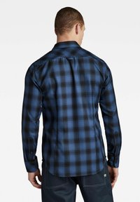 Blauw en zwart geruit overhemd met lange mouwen en een button-down kraag, met een gladde textuur en een getailleerd ontwerp, met contrasterende manchetten.