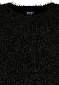 Maglione nero peloso con una superficie morbida e testurizzata. Design a collo rotondo e un'etichetta cucita sul collo interno con la scritta "Urban Classics".