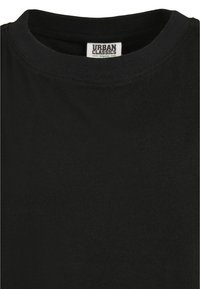 Svart T-skjorte med rund hals og hvit "Urban Classics Organic"-etikett sydd på innsiden av bakre krage.