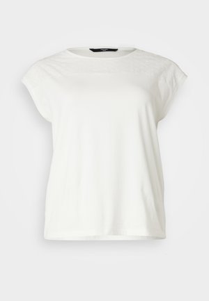 Fehér, rövid ujjas póló, texturált csipke yoke-ral, kerek nyakkivágással és laza fazonnal. Puha pamut anyag, finom részletekkel a vállakon.