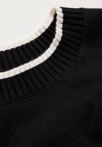 Czarny dzianinowy sweter z prążkowanym kołnierzem z kontrastowym białym paskiem wzdłuż linii szyi.