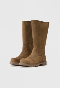 Rudos suede iki kelių batai su tekstūruota paviršiumi, apvaliu pirštu ir išgaubtu guminiu padu. Yra logotipo akcentas ir siuvinėjimo detalės.