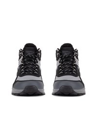 Czarno-szare buty turystyczne o solidnej konstrukcji, z teksturowaną powierzchnią, wyściełanym kołnierzem i odblaskowymi sznurowadłami. Gumowe podeszwy zwiększają przyczepność.